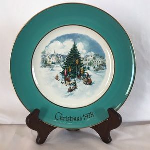 1978 Avon Christmas Plate "Trimming the Tree"